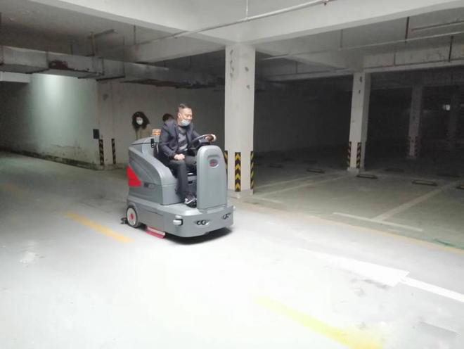 基隆小区物业保洁不用人力改用驾驶式洗地机了